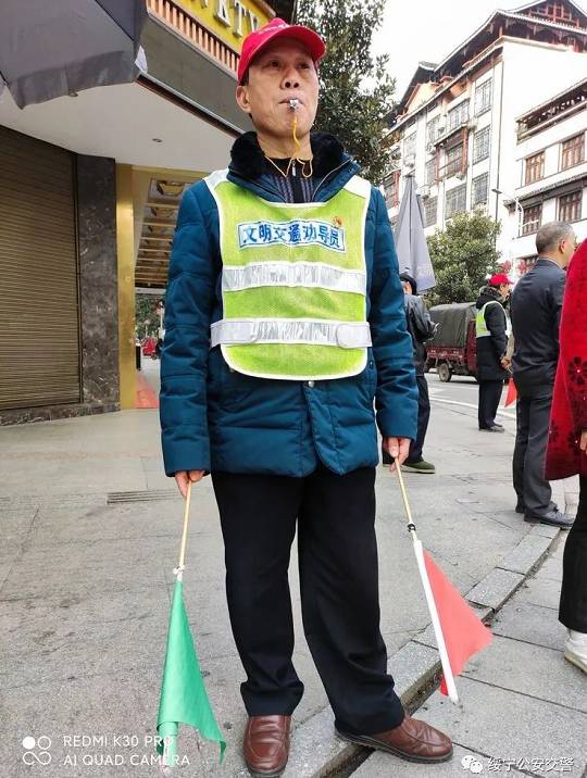 退休警察学雷锋，争当文明交通劝导者 (图3)