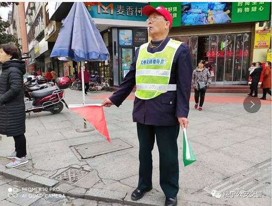 退休警察学雷锋，争当文明交通劝导者 (图2)