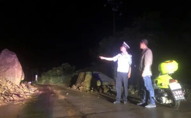 雨夜中“逆行”的绥宁交警(图2)