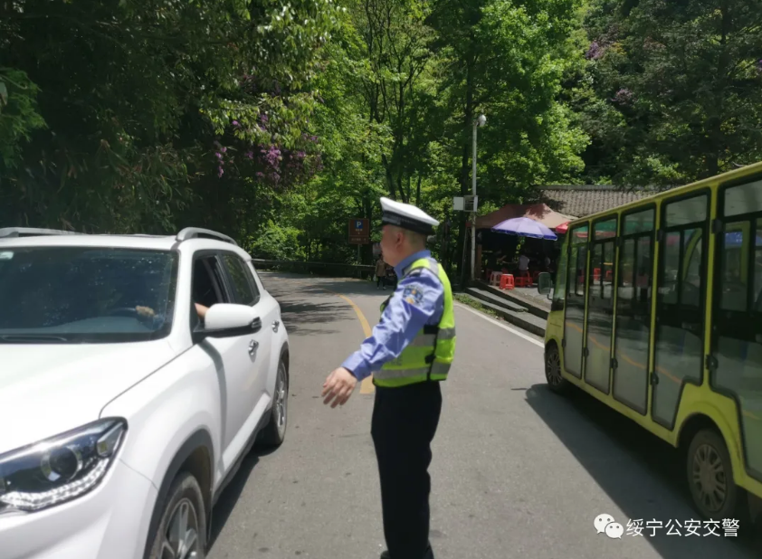 五一假期，绥宁交警我在岗 (图2)