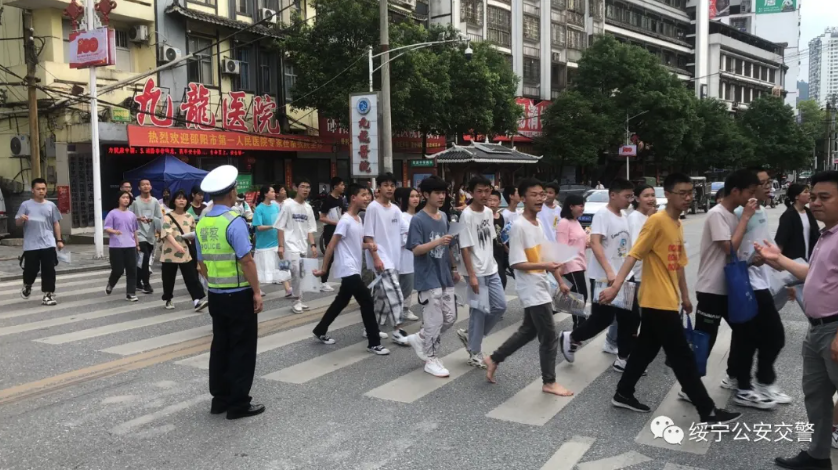 绥宁县：警校联合护航中考(图1)