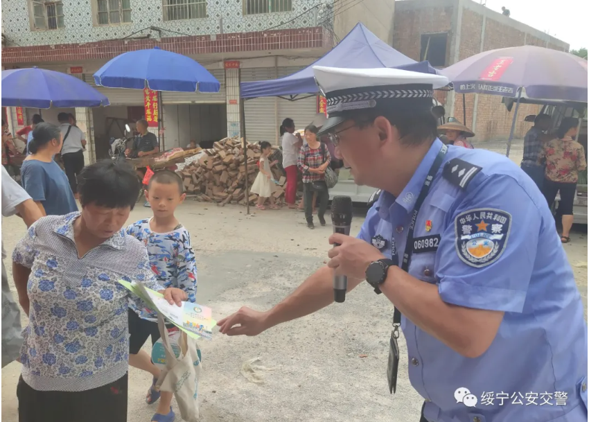 绥宁交警开展违法载人整治，确保建党百年道路安全(图2)