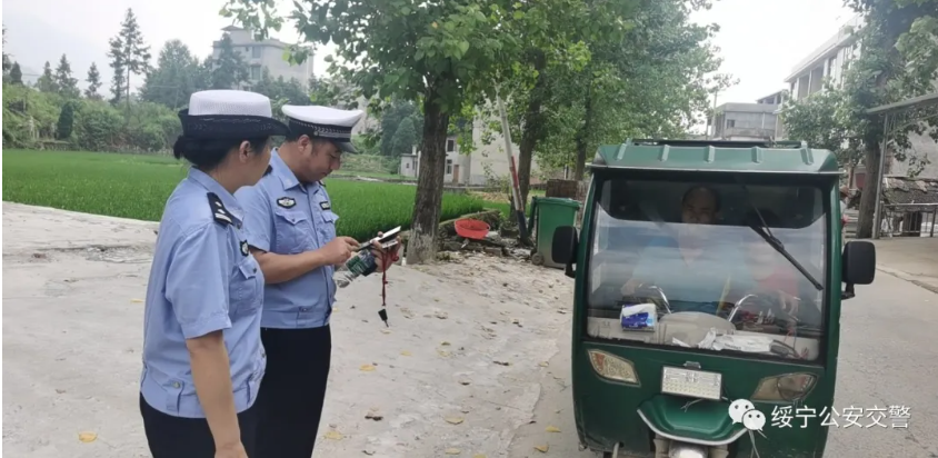 绥宁交警开展违法载人整治，确保建党百年道路安全(图1)