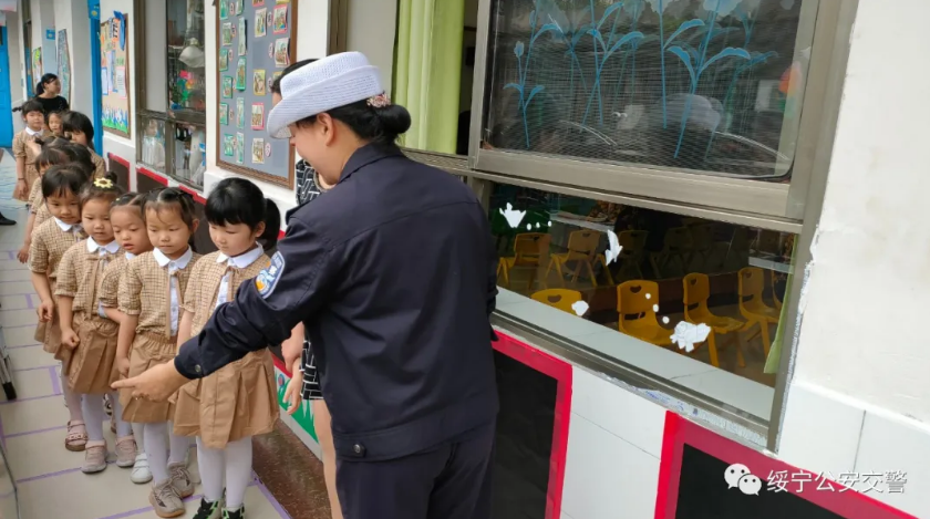 绥宁交警给孩子们送上一份“六一”节的安全礼物(图1)