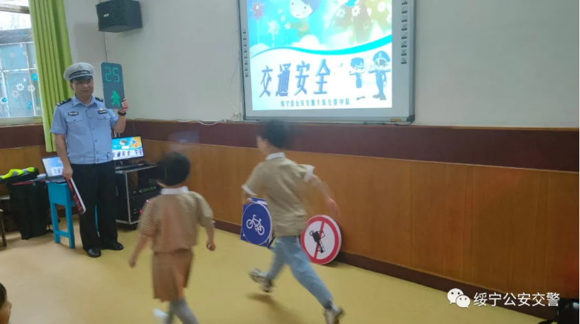 绥宁交警给孩子们送上一份“六一”节的安全礼物(图2)