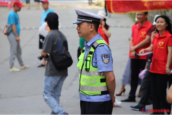 绥宁公安交警全力以赴为高考保驾护航(图1)