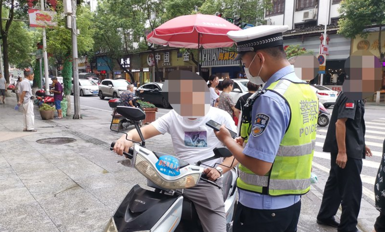 绥宁交警认真开展交通问题顽瘴痼疾“亮剑行动”(图1)