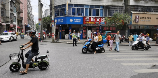 湖南绥宁交警全力维护开学季交通秩序确保学生出行安全(图1)