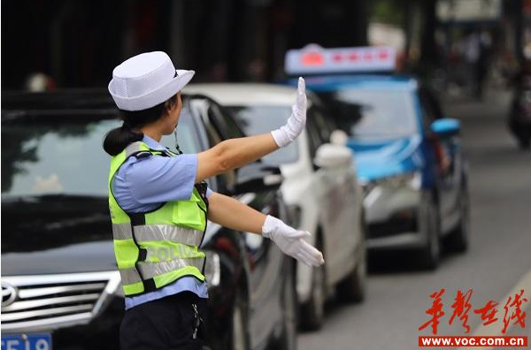 绥宁交警全力守护群众国庆假期出行安全(图1)