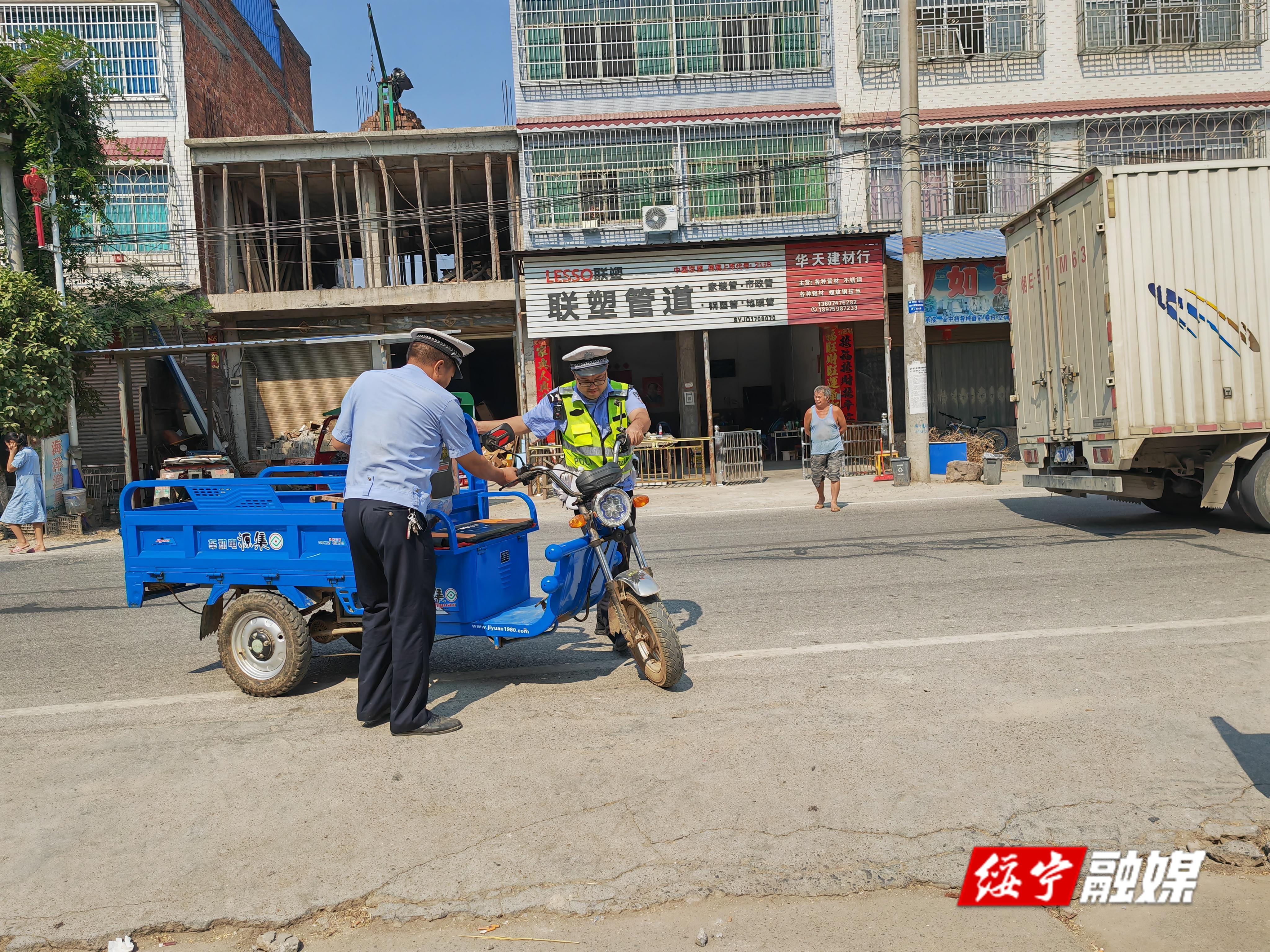 绥宁公安交警“重拳”整治农村道路违法载人行为(图2)