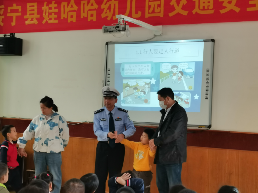 绥宁交警体验式宣传进校园(图2)