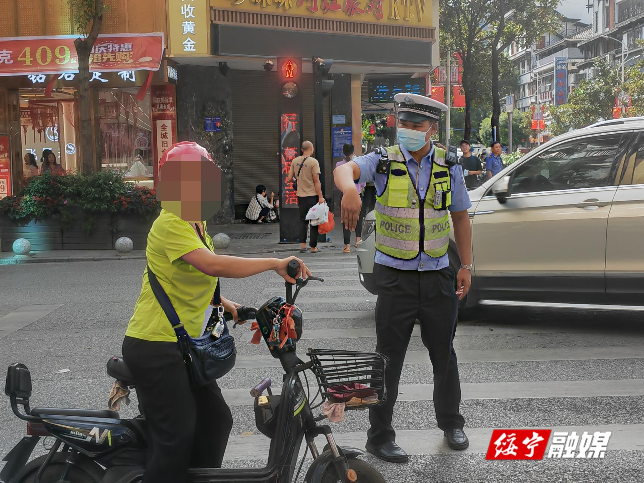 绥宁交警国庆节全员出动 确保路畅人安(图2)