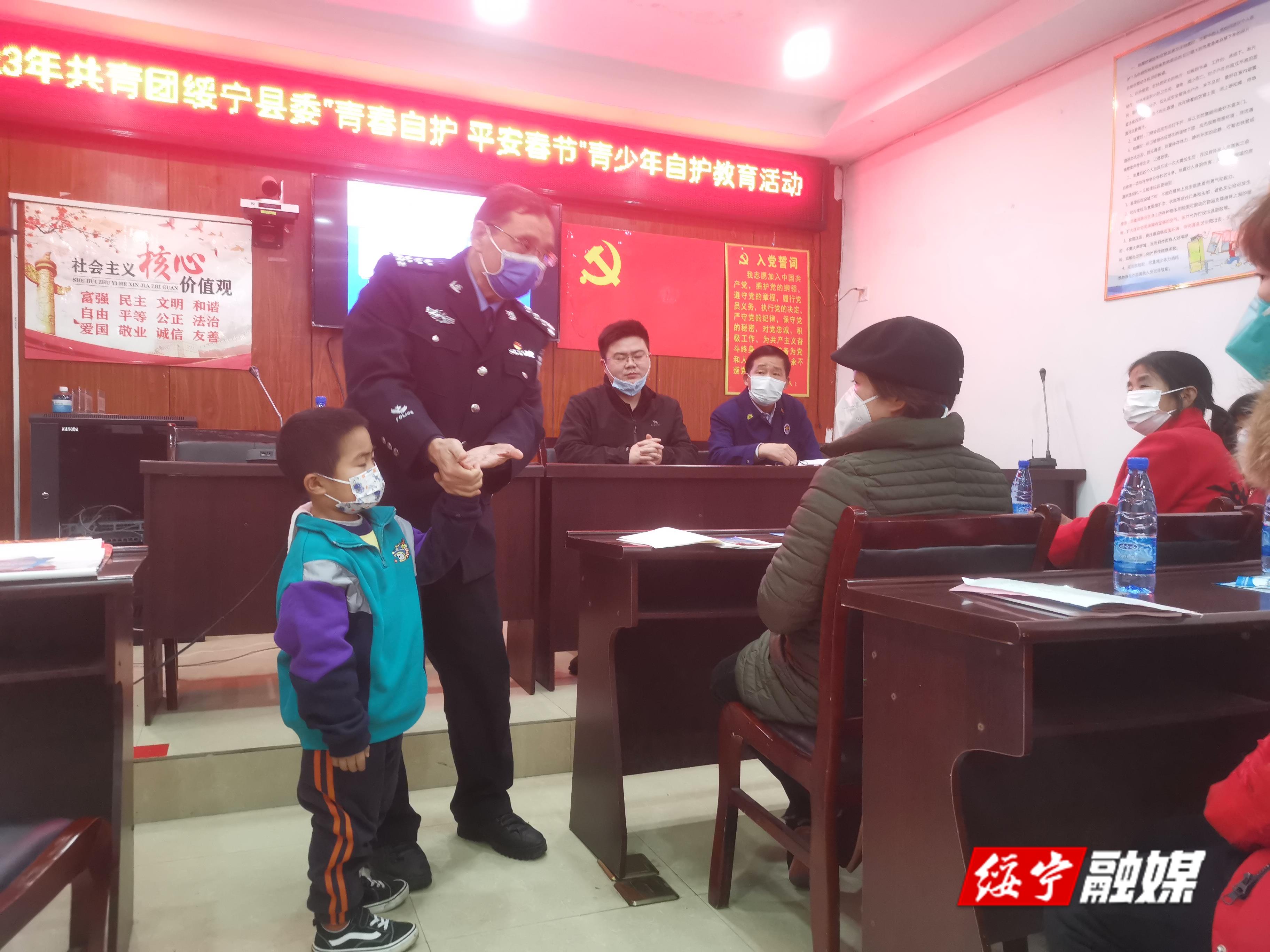 绥宁交警宣传进社区 保驾护航春运出行安全(图2)