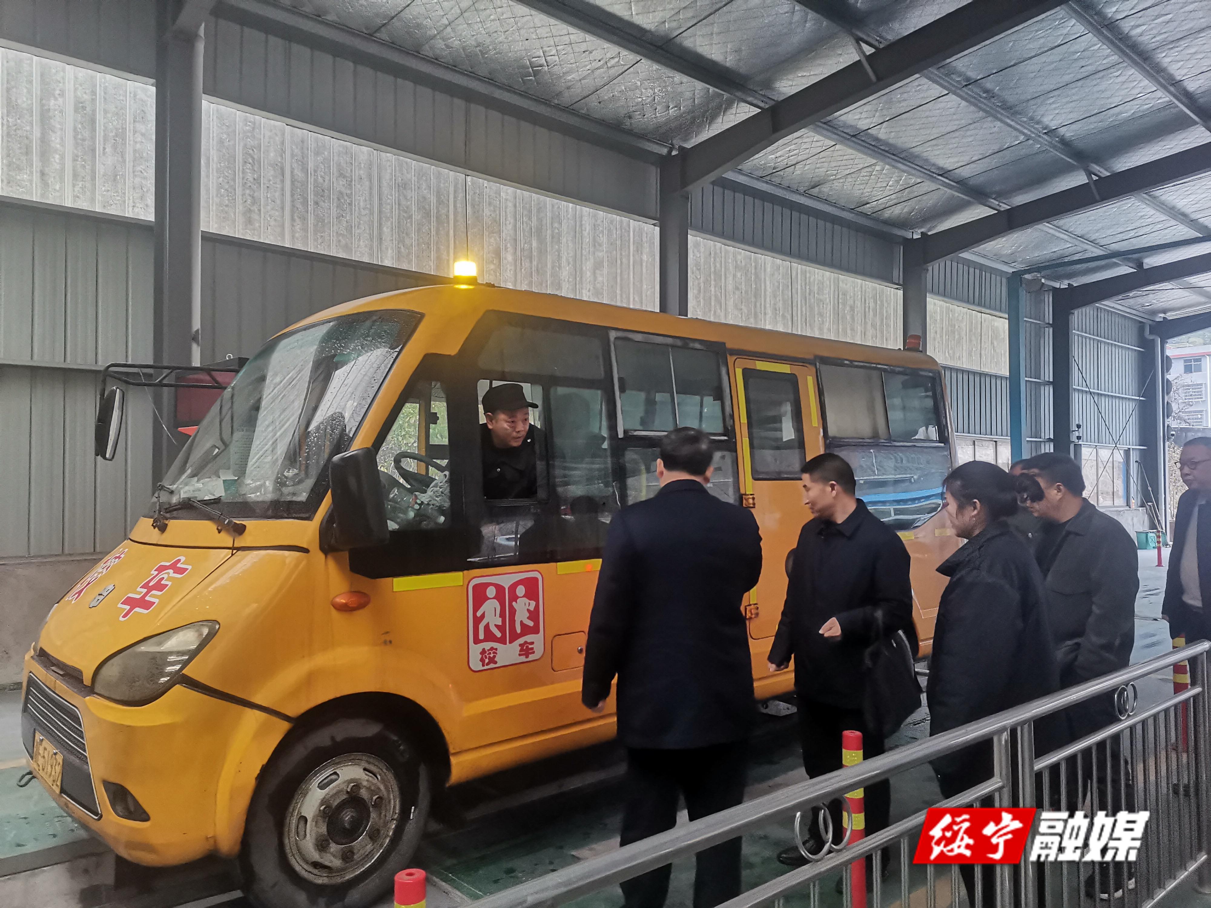 绥宁县：强培训 查隐患 筑牢新学期校车安全防线(图2)