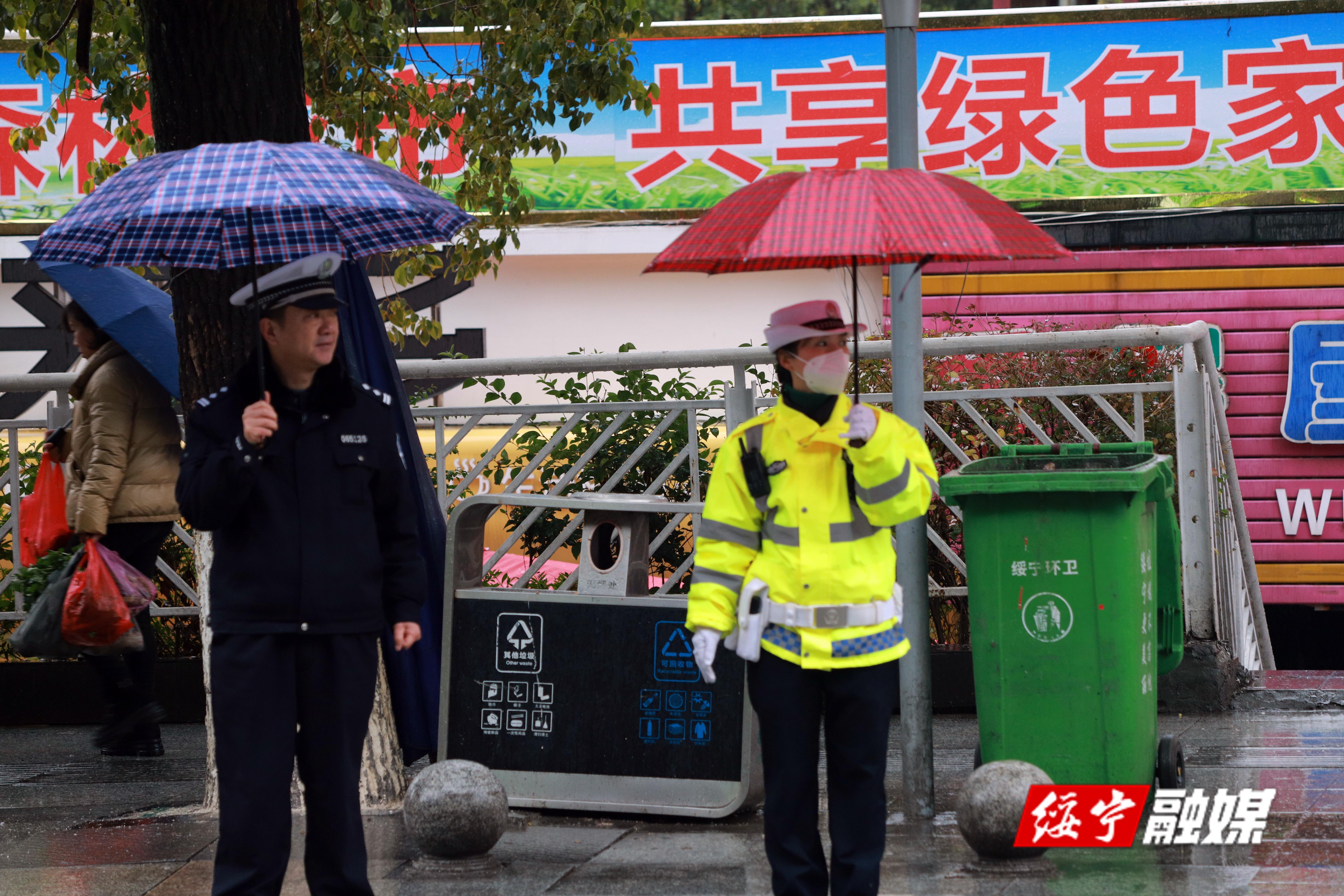 绥宁交警冒雨维护元宵节道路通行秩序(图3)