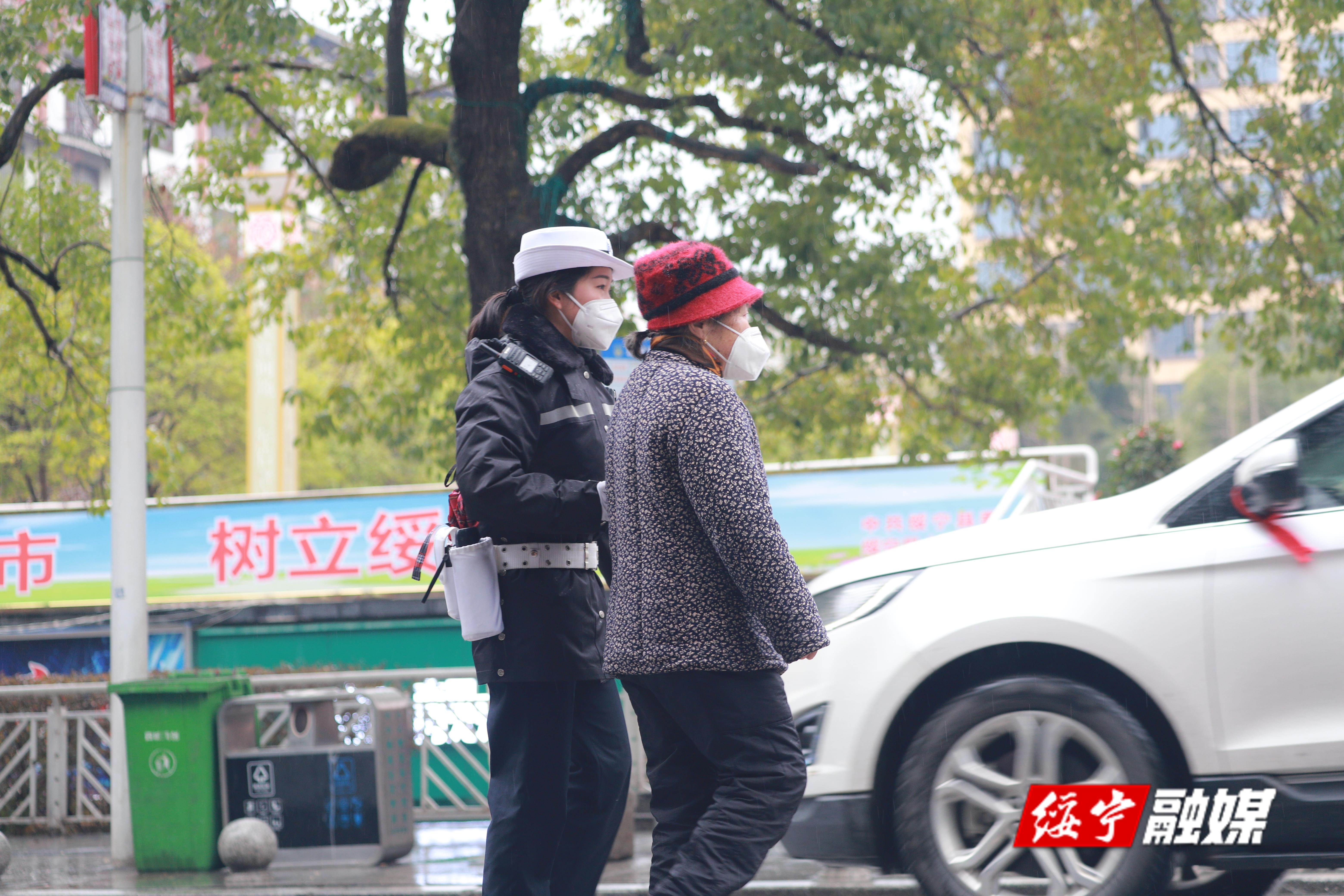 绥宁交警冒雨维护元宵节道路通行秩序(图2)