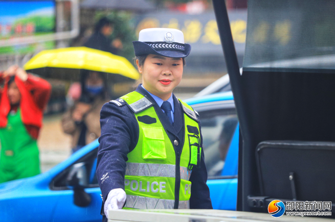 绥宁县：在雨中执勤的交警“女神”(图1)