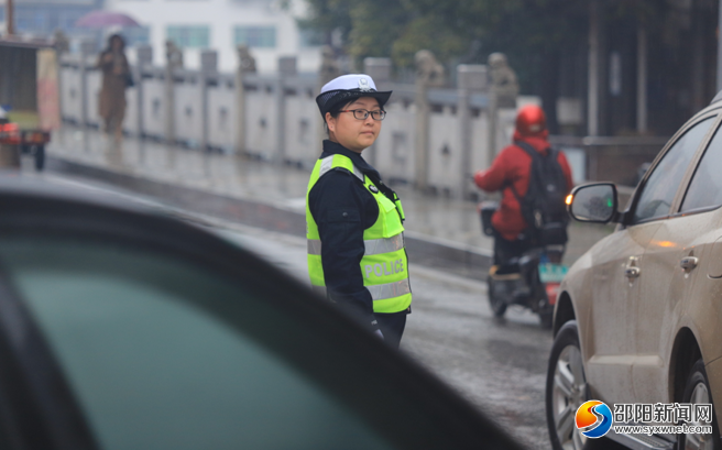 绥宁县：在雨中执勤的交警“女神”(图3)