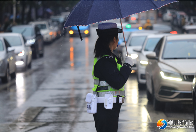 绥宁县：在雨中执勤的交警“女神”(图2)
