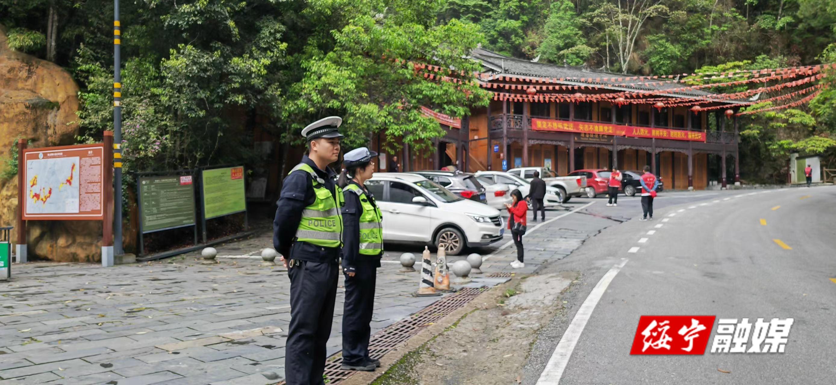 绥宁交警：加强部署 优化勤务 确保节日路畅人安(图3)