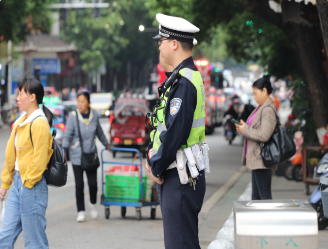 绥宁交警全力护航“四月八姑娘节”(图4)