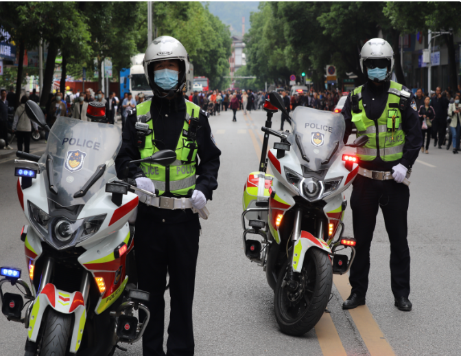 绥宁交警全力护航“四月八姑娘节”(图2)