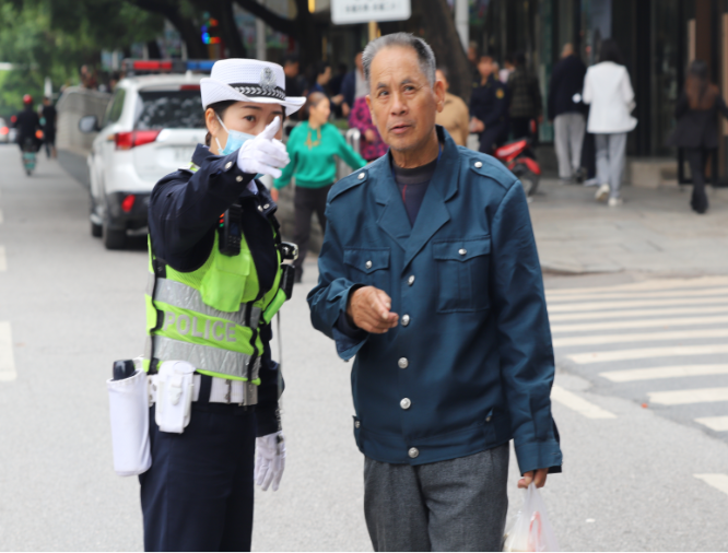 绥宁交警全力护航“四月八姑娘节”(图3)