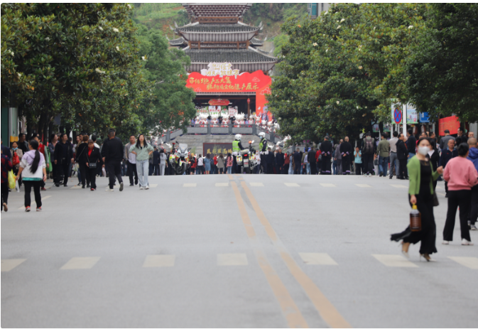 绥宁交警全力护航“四月八姑娘节”(图1)
