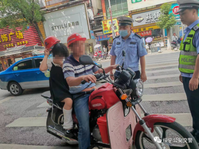 绥宁交警为1649名高考学子做好了保驾护航准备 (图4)
