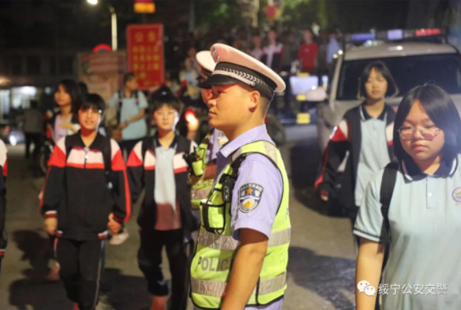 绥宁交警为1649名高考学子做好了保驾护航准备 (图2)