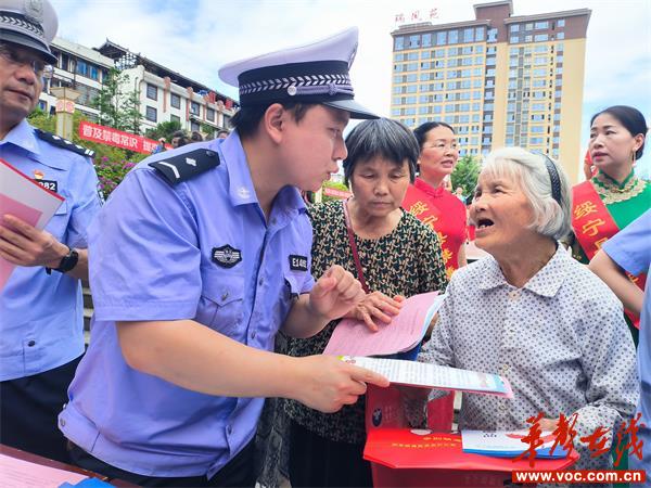 绥宁交警积极参加“6·26”国际禁毒日宣传活动(图2)
