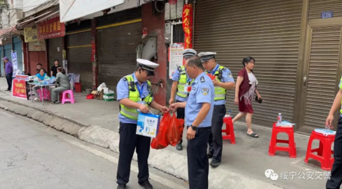交警大队领导慰问高考执勤人员(图2)