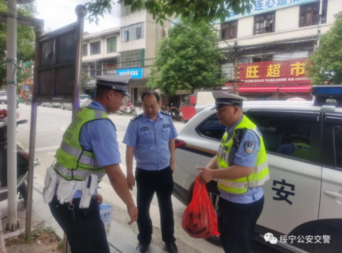 交警大队领导慰问高考执勤人员(图4)