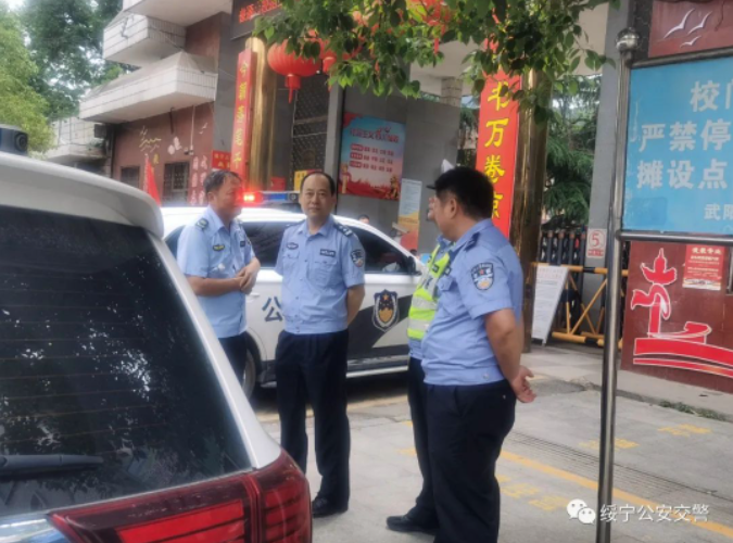 交警大队领导慰问高考执勤人员(图3)