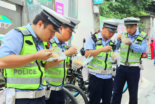 绥宁县：高考学子家长为交警点赞(图2)