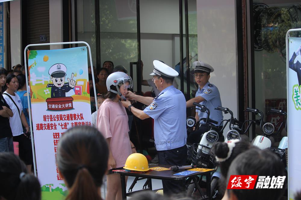 绥宁交警：普及头盔知识 让群众把安全带回家(图1)