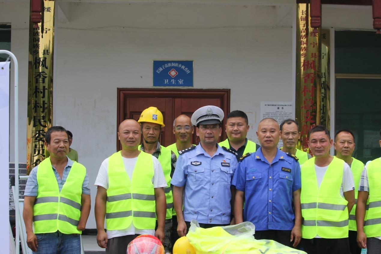 绥宁交警精准开展农村道路交通安全宣传(图2)