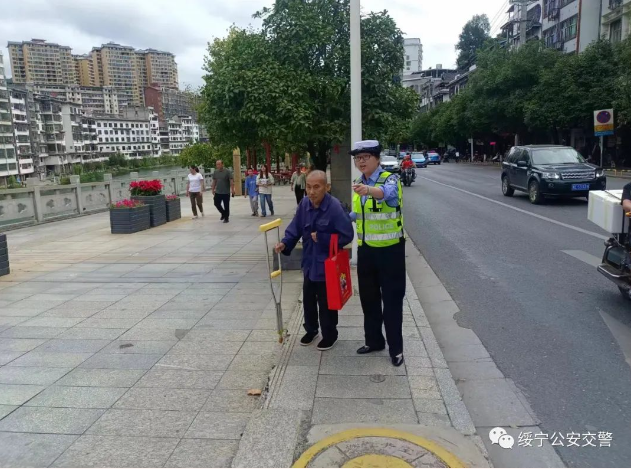 绥宁交警搀扶老人过马路，小小举动暖人心(图1)