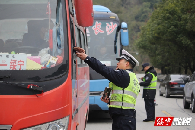绥宁交警全面启动春运道路交通安保工作(图3)