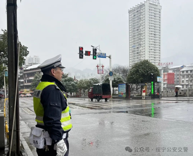 绥宁县：瑞雪迎春到，交警守护忙(图3)