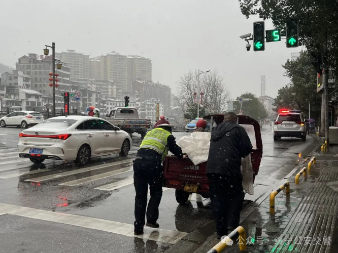 绥宁县：瑞雪迎春到，交警守护忙(图4)