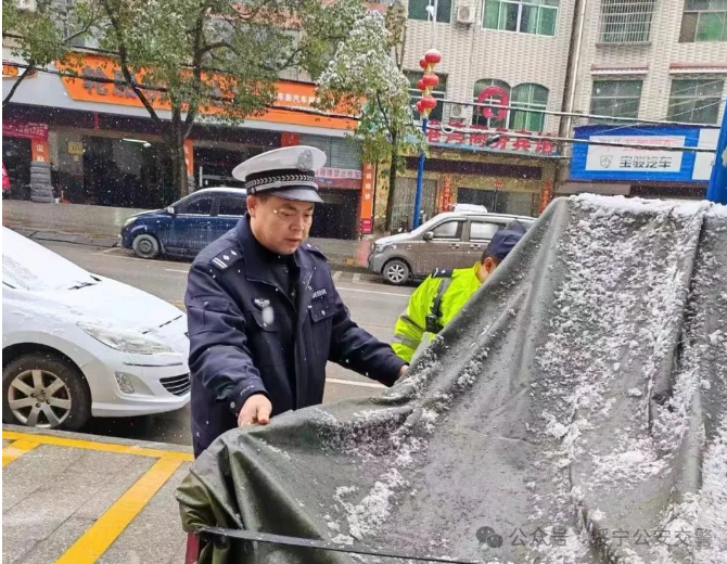 绥宁县：瑞雪迎春到，交警守护忙(图1)