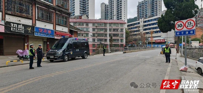 绥宁交警坚守在元宵节抗冰冻一线(图5)