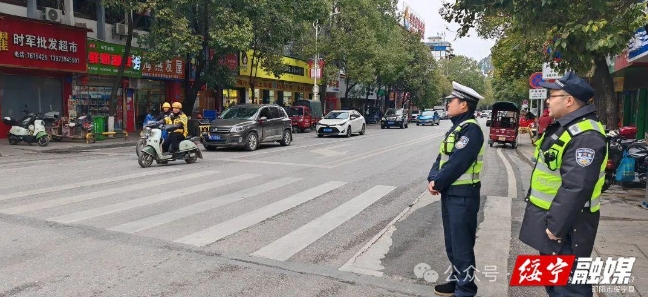 绥宁交警坚守在元宵节抗冰冻一线(图4)