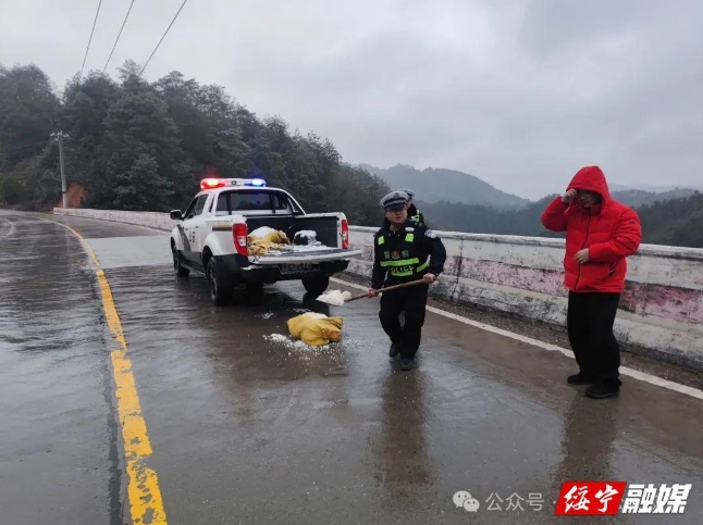 绥宁交警坚守在元宵节抗冰冻一线(图3)