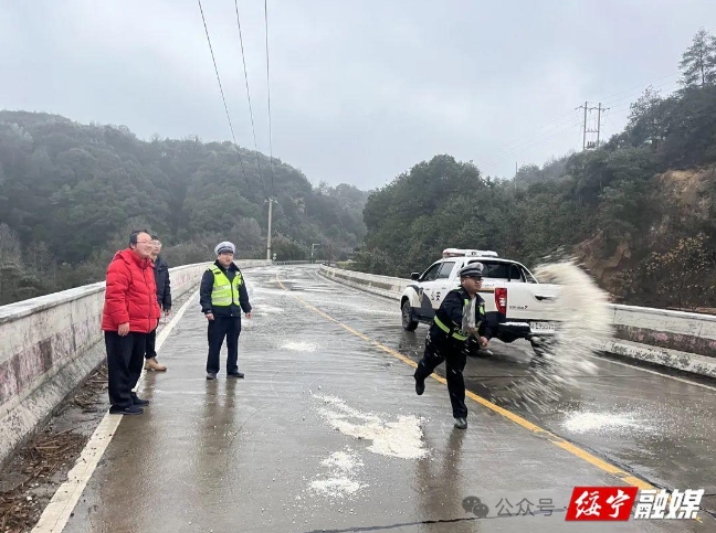 绥宁交警坚守在元宵节抗冰冻一线(图1)