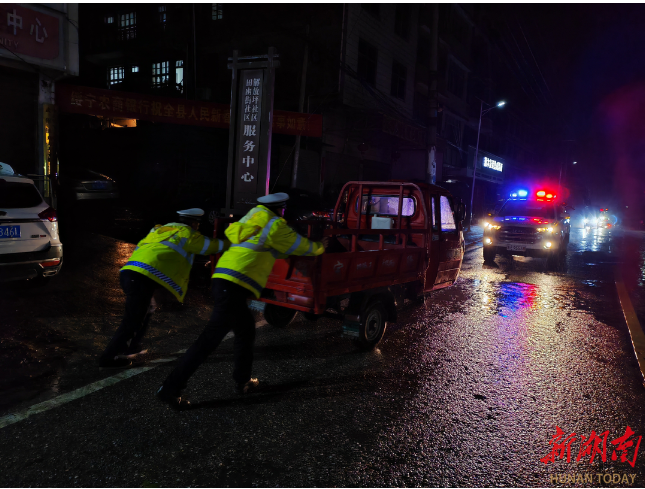 绥宁县：夜巡交警秒变“推车侠”(图1)