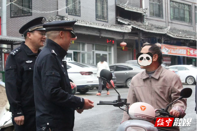 绥宁交警联合派出所开展文明交通劝导行动(图1)