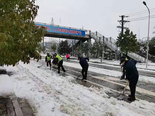 绥宁交通执法人员：奋战除雪保畅第一线(图1)