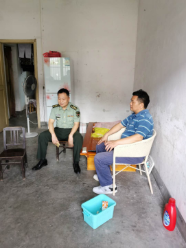 县委常委、县人武部政委赵明慰问困难党员(图1)